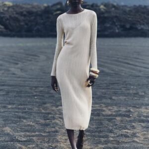 Linen blend dress with a round neck, long sleeves and lining.